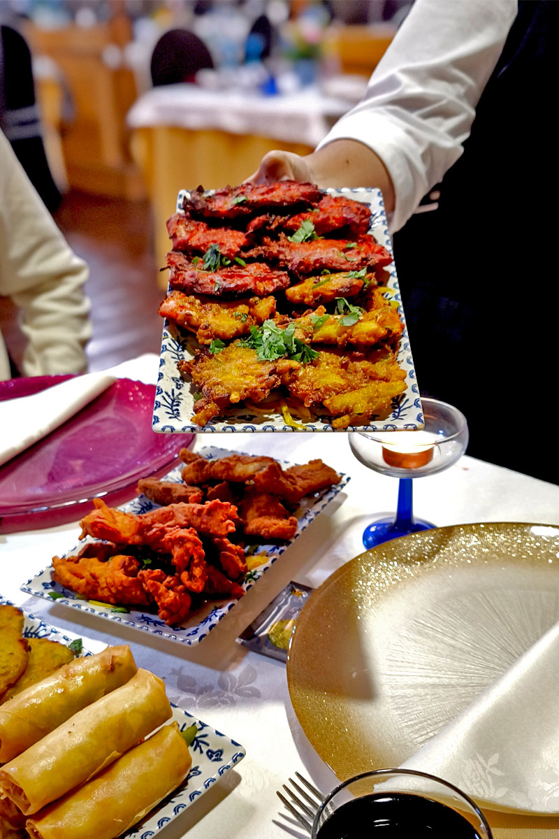 banner vertical bandeja de comida llegando a la mesa de royal tandoori<br />